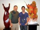 Los escultores lus Arias y Leandro Moya posan delante de sus esculturas