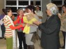 Lydia Porras hace entrega de un ramo de flores a la Profesora Uribe de parte de los participantes