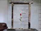 "Hilos de indivisibilidad" ensamblaje, madera, mecate, conchas y rosas, 2007