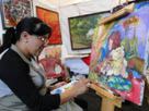 La pintora Maureen Venegas pinto varios cuadros durante la feria
